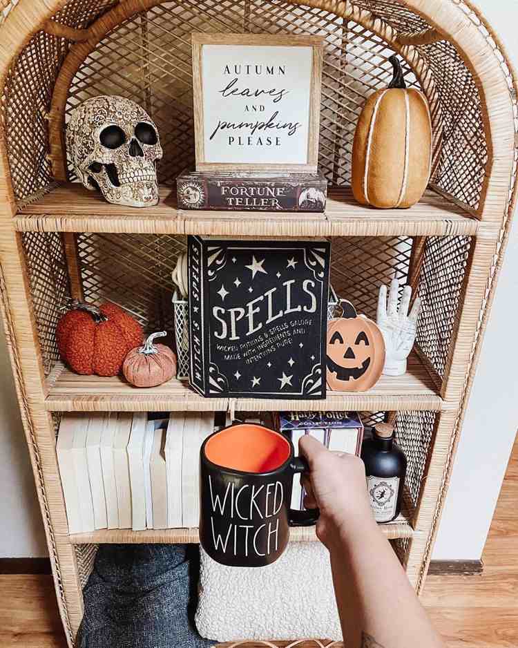 Halloween dekorationer på en rottingbokhylla