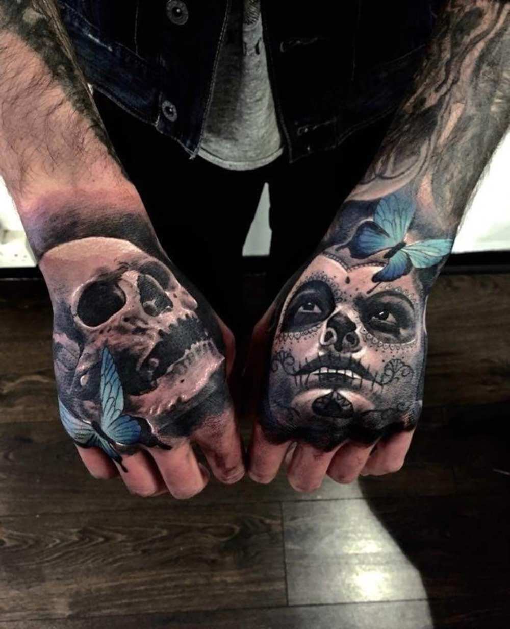 mexikansk skalle tatuering höger hand och mask med fjäril vänster