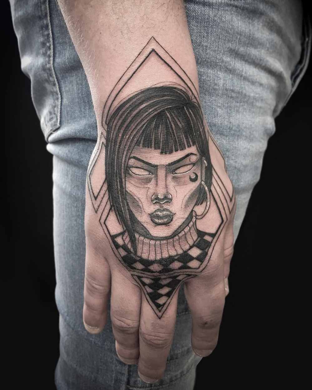 detaljerad illustration av kvinna till hands tatuering man med jeans