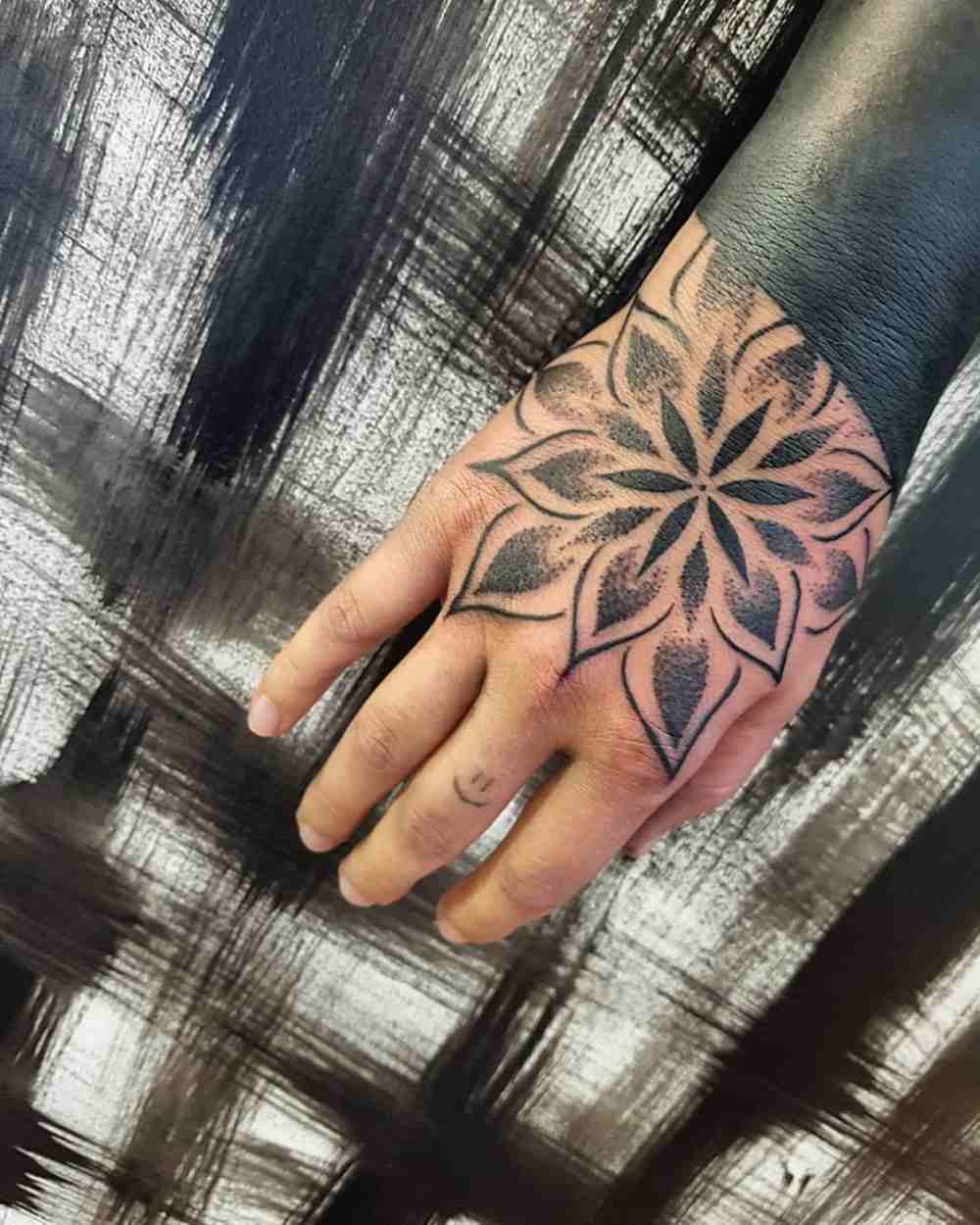 svart bläck för hand tatuering man blomma design
