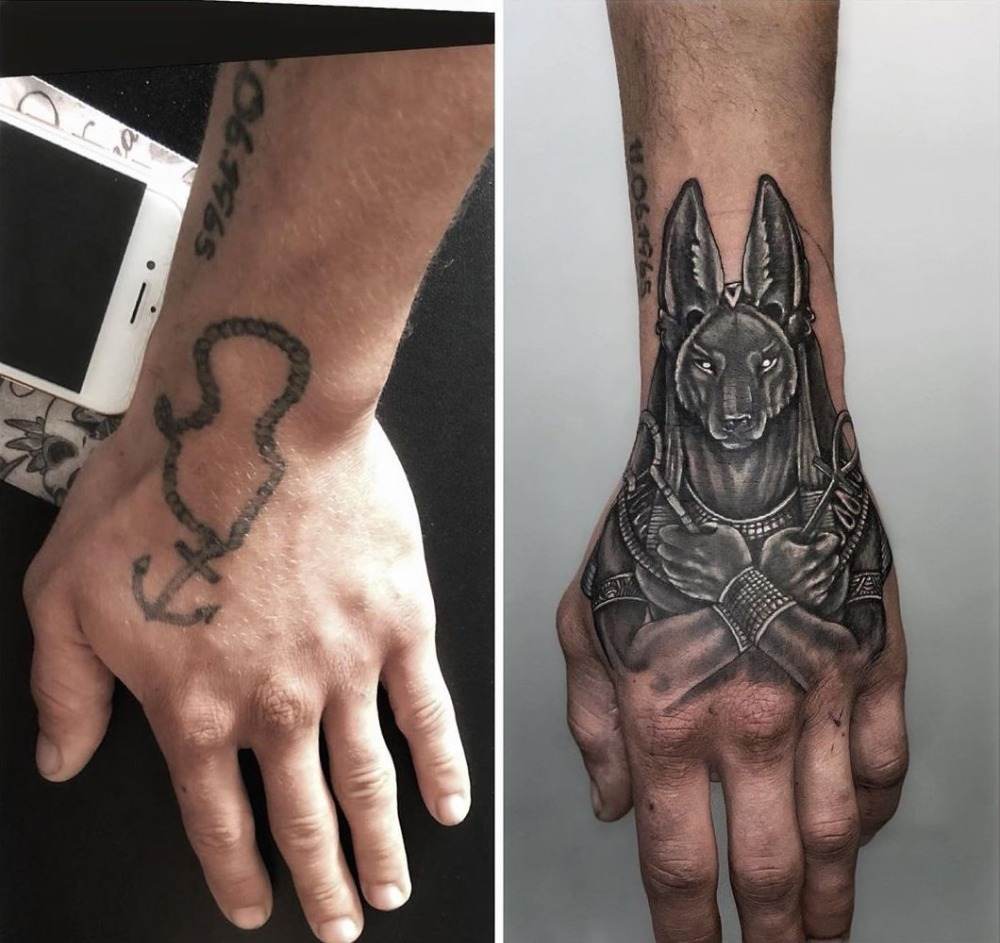 Egyptiska symboler hand tatuering man med anubis och ankare