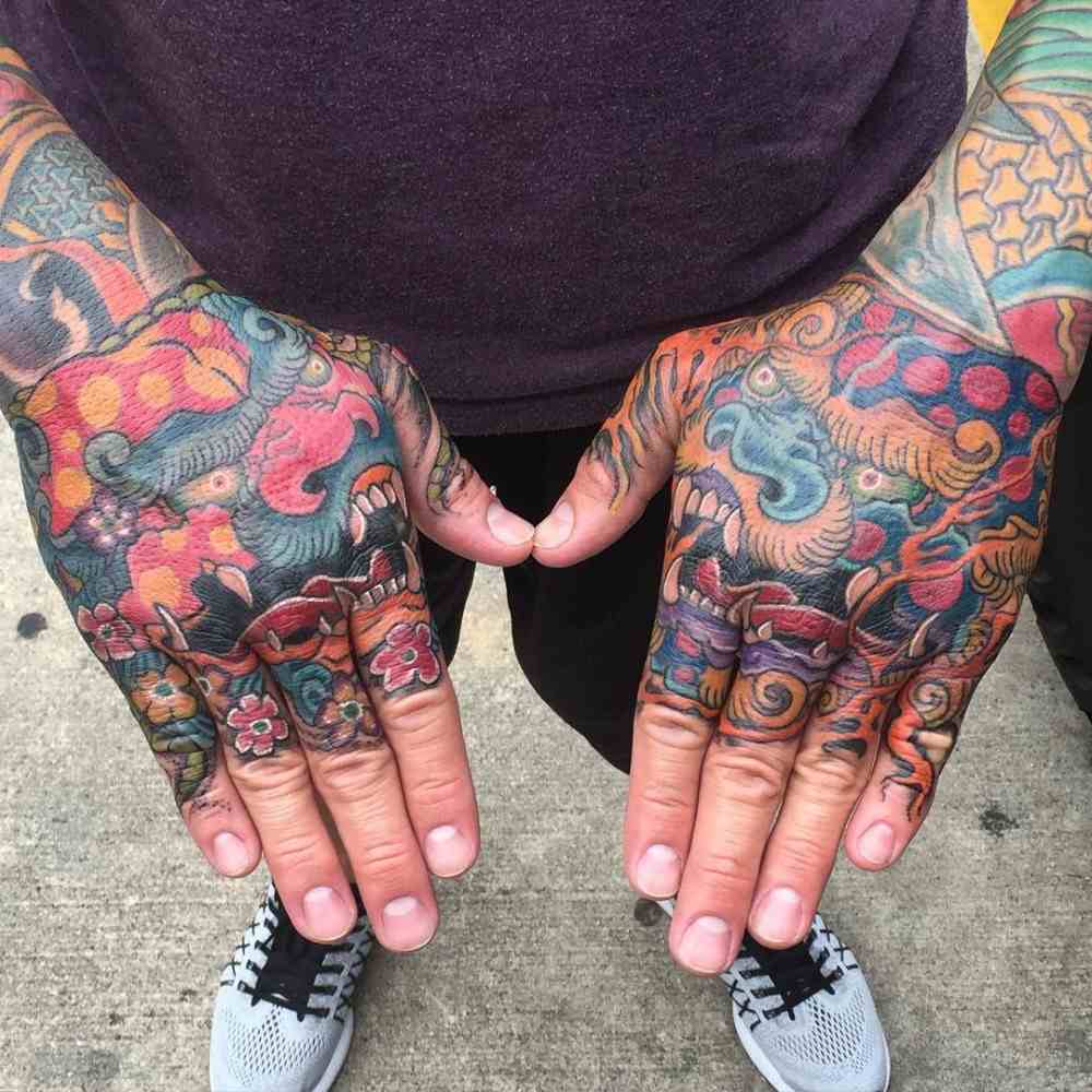 kinesisk tatuering design drake och blommönster färgglatt tatuerade på båda händerna