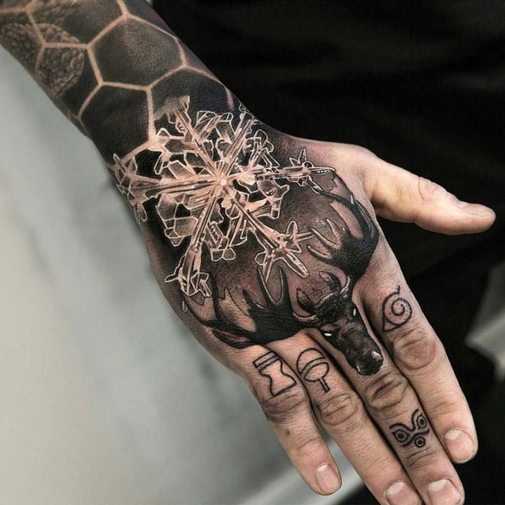 snöflinga tatuering med älg och symboler hand tatuering man design