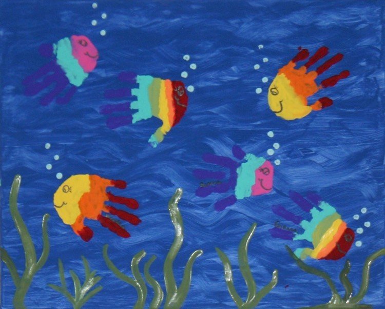 handavtryck-bilder-barn-fisk-sommar-regnbågsfärger