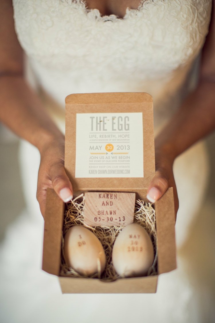 Inbjudningskort för bröllop ägg-trä-gravera-idé-låda-rustik