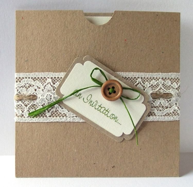 handgjorda-inbjudningskort-bröllop-ekologiskt-papper-brun-spets-knapp-dekorera