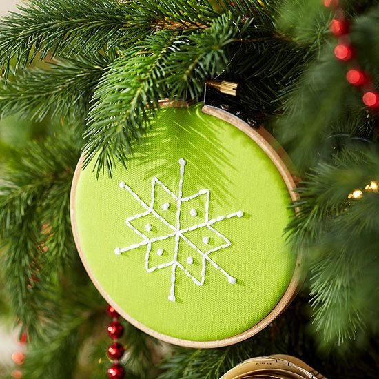 Julgranprydnader hantverk-gift-grönt-snöflinga motiv-dekorera