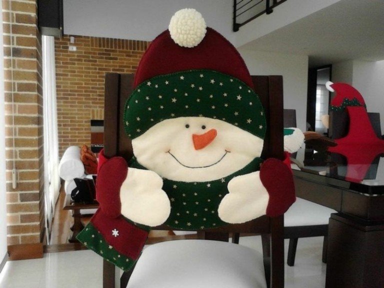 handgjord juldekoration stol dekoration snögubbe tyg röd grön