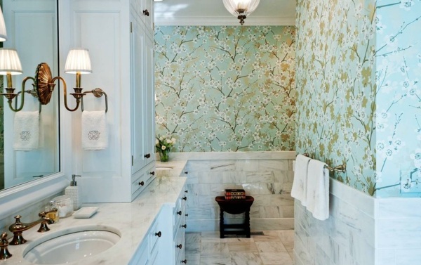 Blommönster ljusgrön bakgrund marmor badrumsmöbler