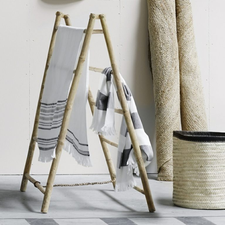 handdukshållare trä bambu stick idé klädhängare kakel skandinavisk stil