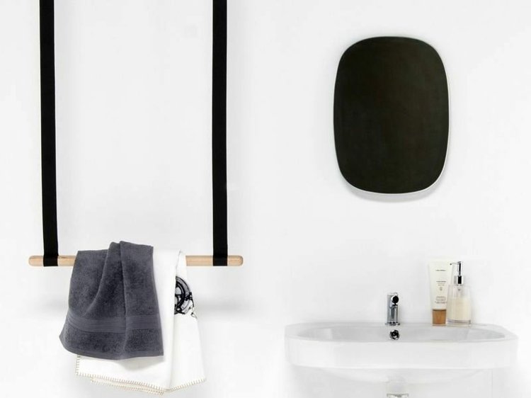 Handdukshållare-badrum-handfat-handdukar-spegel-hängstång