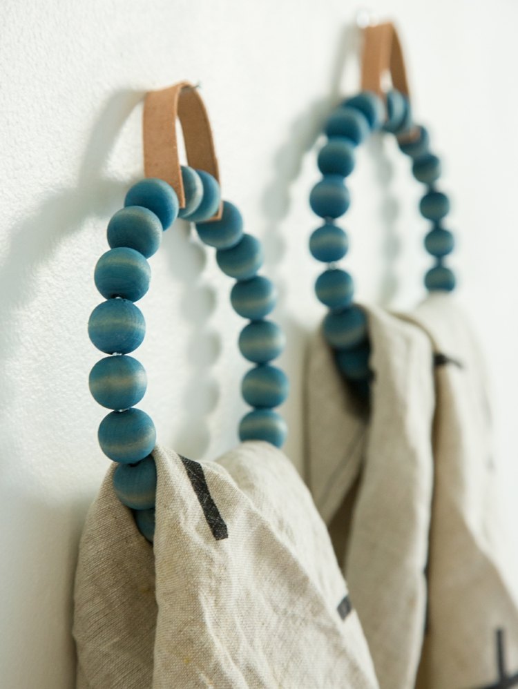 Handdukshållare-badrum-rund-ring-hängande-trä boll-blå-badhandduk