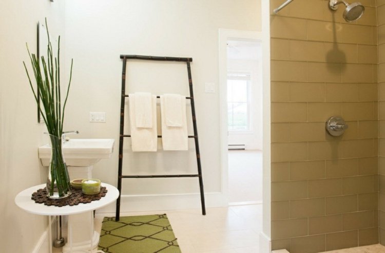 handdukshållare för badrummet vit-grön-trä-design-stege-fristående-öppen-dusch