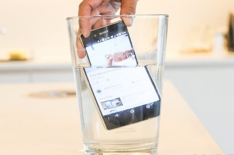 Kan du rengöra vattentäta mobiltelefonmodeller med vatten?
