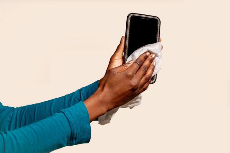 Desinficera mobiltelefonens skärm med Sagrotan desinfektionsservetter