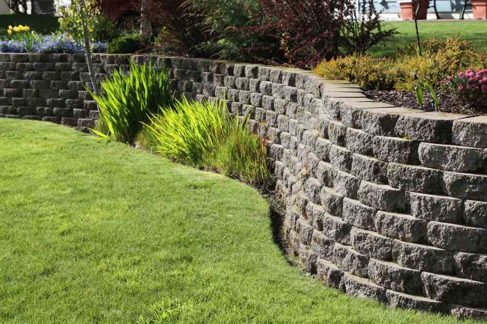 Säker vall med stenhållande vägg och landskapsarkitektur