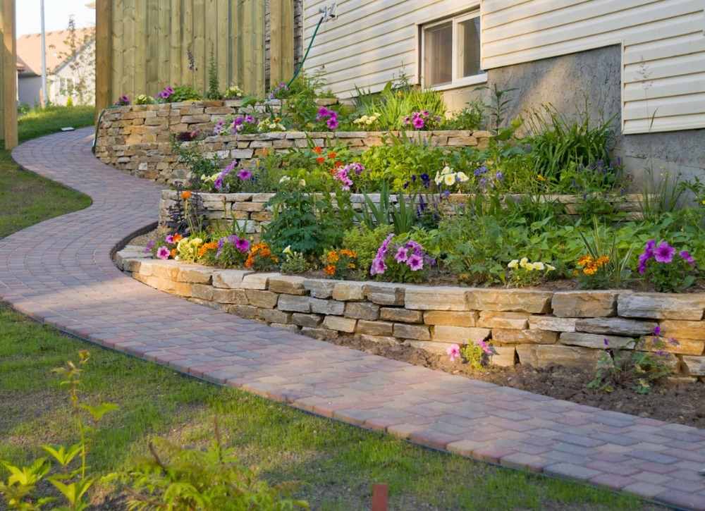 trädgårdsdesignidéer med sluttning fäst med stenar betong eller natursten