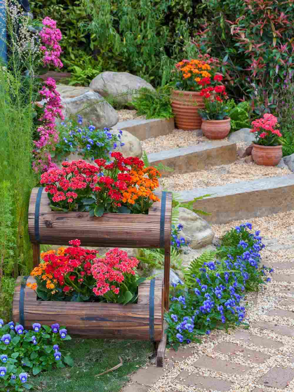 Landskapsarkitektur och lutningsförstärkning billig lösning med trappor och blommor