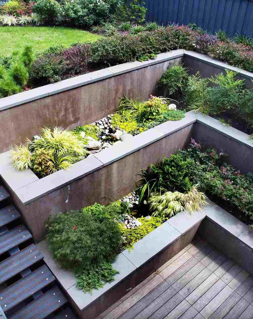 terrasser trädgård sluttning armering trä och betong växter palisader trä