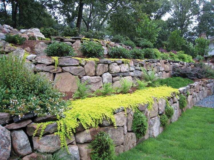 sluttningsträdgård skapa stenvägg markskydd idé rustik