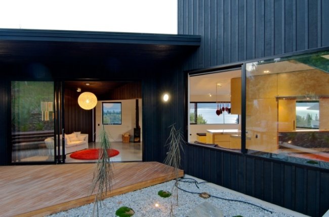 Hus med veranda belysning-trädäck skjutdörr-glas vägg-sten trädgård-växt