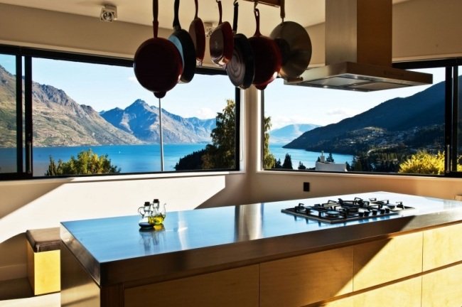 Kök med panoramafönster vid sjön kök ö spiskåpa träpanel