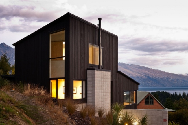 Arkitekter hus på sluttning byggd sjöutsikt cederträ vägg fasadbeklädnad