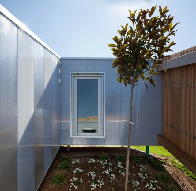 Trädgårdsdesign fönster metall trä modern ny byggnad