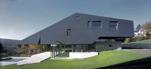 Haus am Hang-futuristiska-hus-design-kronberg-Meixner-Schlüter-Wendt-Architekten
