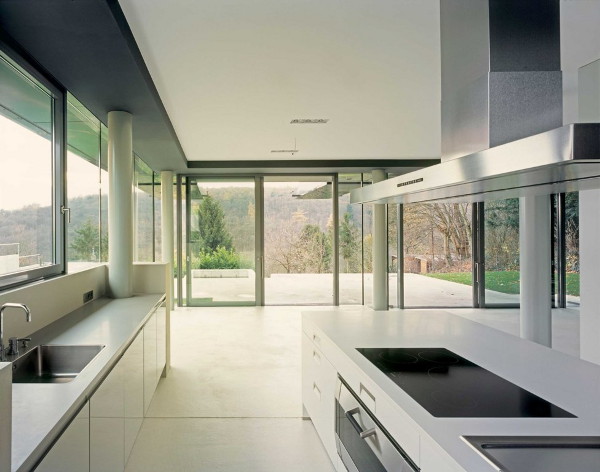 futuristisk-hus-design-vit-minimalistisk