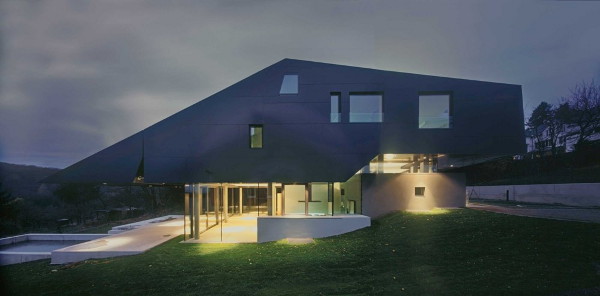 Hus på sluttningen futuristisk-hus-design-minimalistisk-sluttning