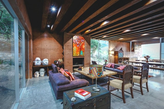 Dekorationsbilder takdesign exponerad betonggolv lila soffa