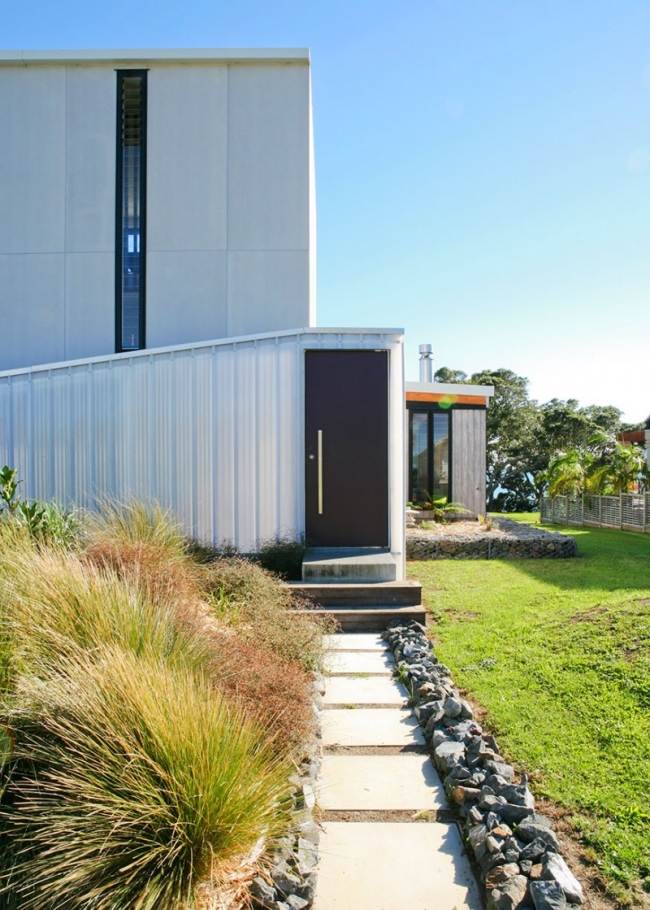 Moderna hus trädgårdsbanor form sten kantsten kust Nya Zeeland