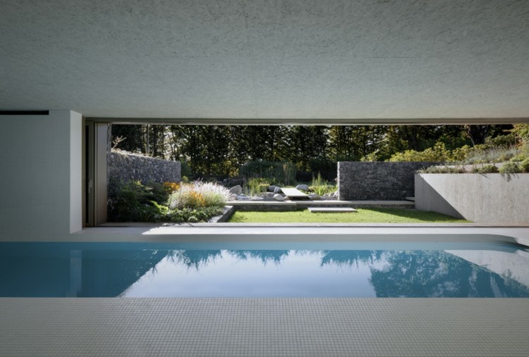 husodling som en pool öppen skjutdörr gräsmatta pool mosaik