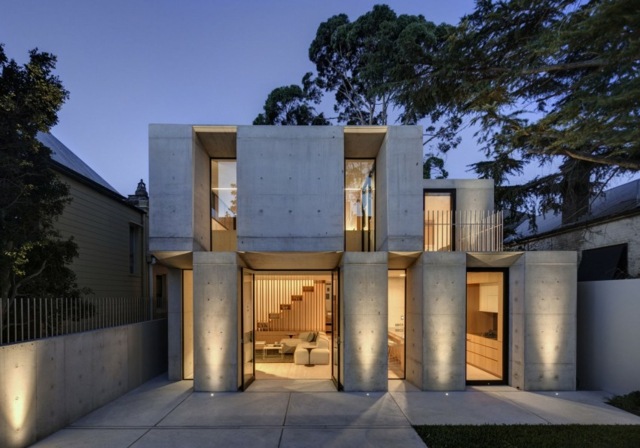 Glasdörr byggprojekt australien betonggolv smala långa fönster