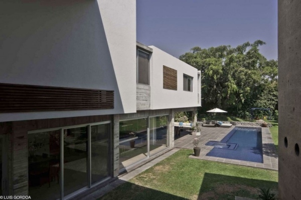 hus betong och glas med modern design trädgård innergård