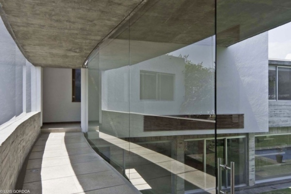 betong- och glashus med modern designanslutning