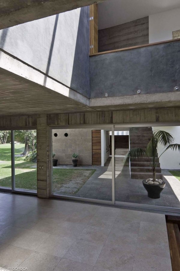 husbetong och glas med modern designglasvägg
