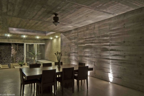 Betong- och glashus med modern design matsal