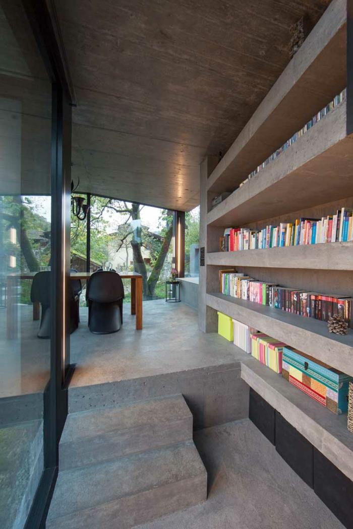 inbyggd hylla betong trappor böcker matbord