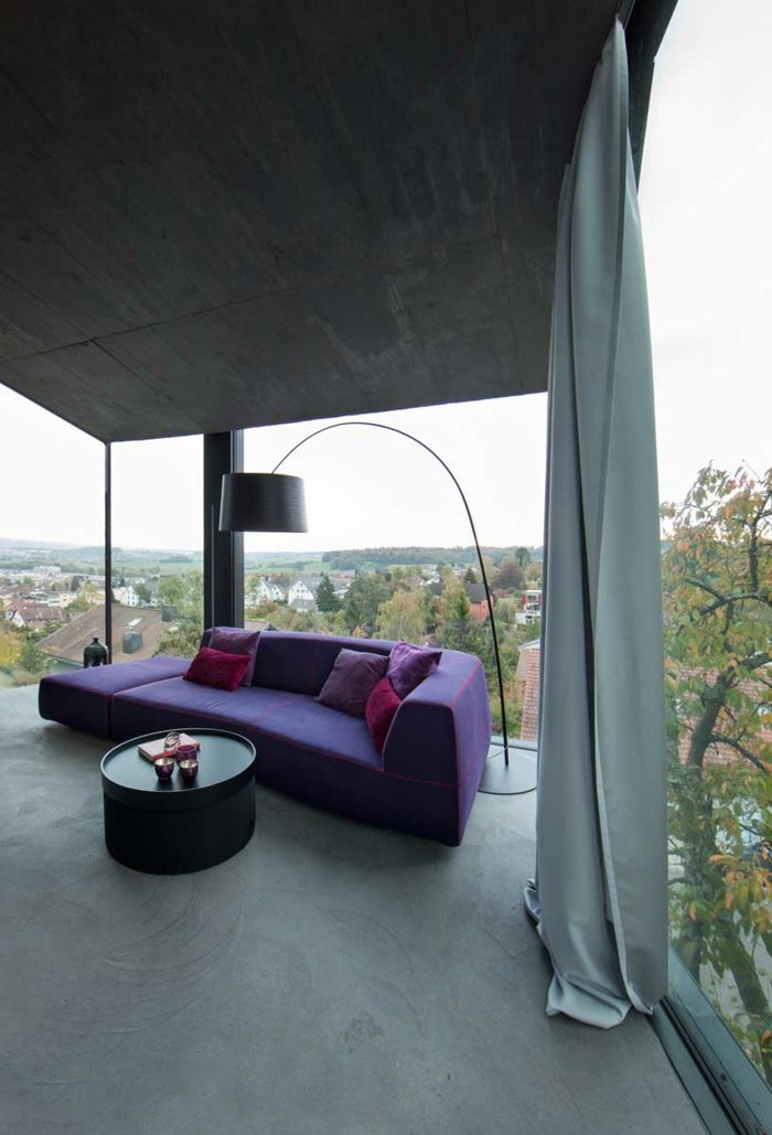 vardagsrum modern lila soffbord soffa gardiner grå