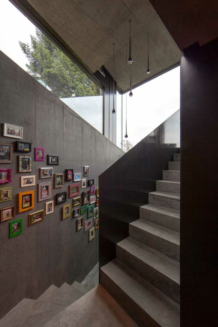 trappor betong tavelram färgglada fönster räcke högglans