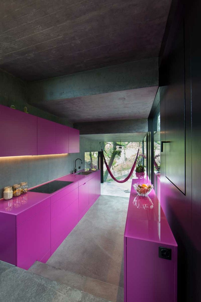 kök färg rosa modern design skåp spishäll