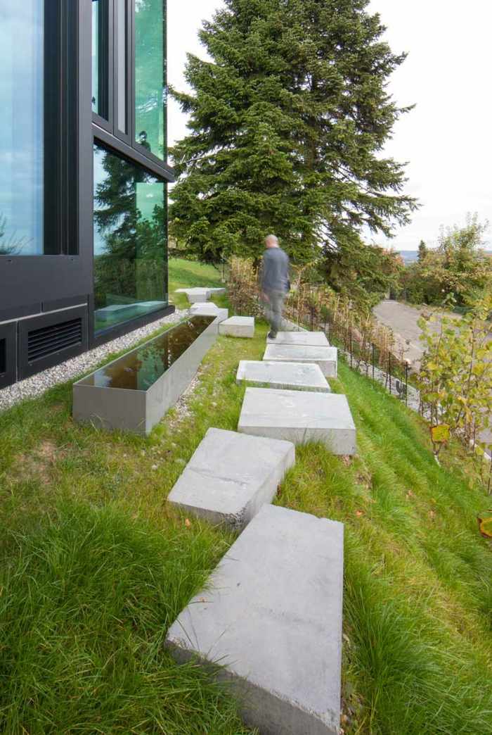 trädgård väg betongplattor gräsmatta sluttning glasfönster