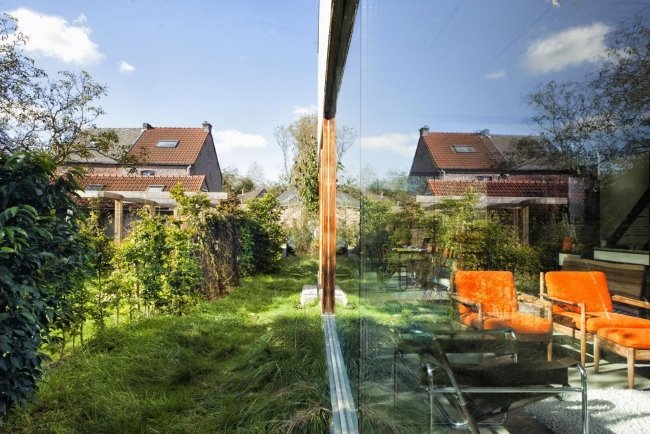 Hus av glas-trä betong-trädgård damm grön område lantlig stil