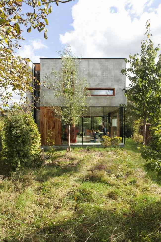 Betonghus platt tak-Gepo Belgien OYO arkitekturstudio-övervuxen trädgårdseffekt