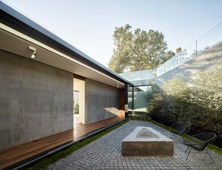 betong hus vägg byggnad beläggning sten innergård stolar modern design