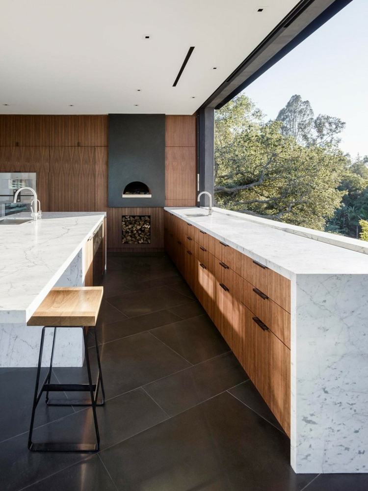 betonghus glasfönster köksskåp pall trä stenplattor