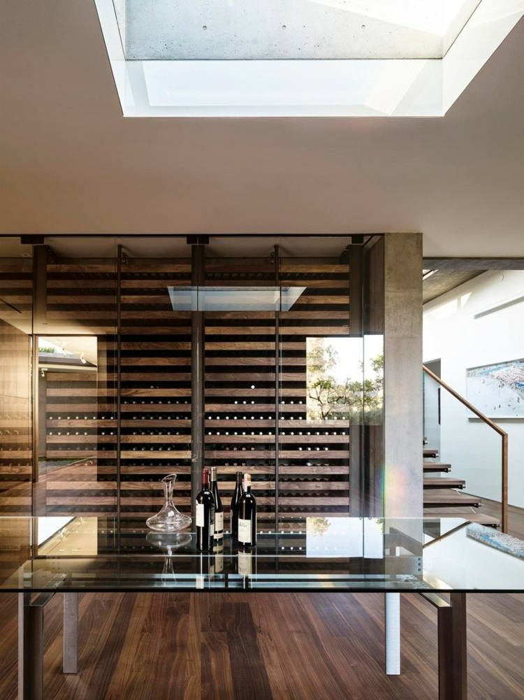 betonghus glasbord vinkällare byggnad moderna trappor trägolv