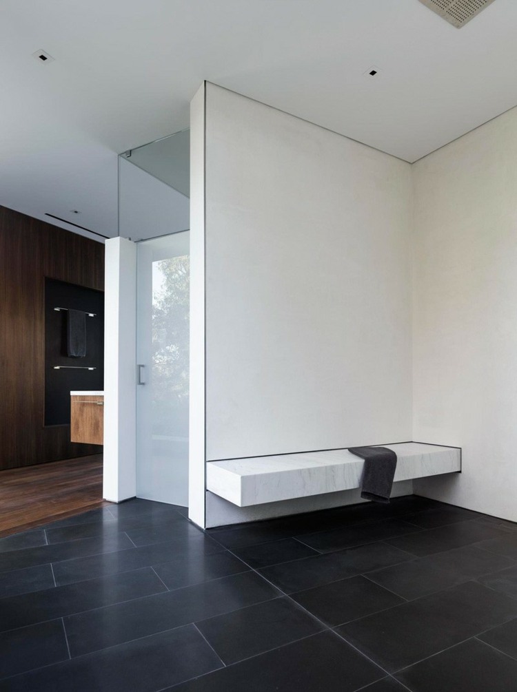 betongglas hus duschbänk welness badrum kakel design svart